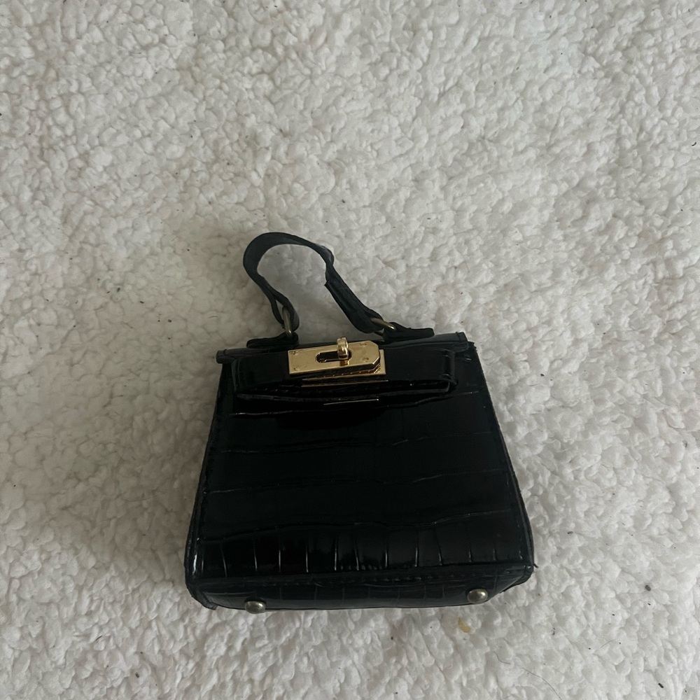 Elegant Black Croc-Embossed Handbag